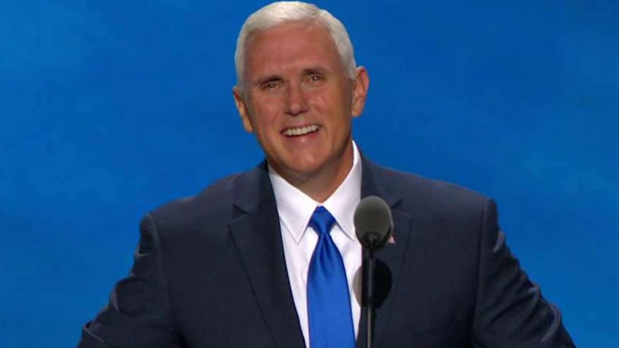 Pence rallies crowd behind Trump, takes on Clinton Пенс сплачивает толпу в поддержку Трампа и бросает вызов Клинтон