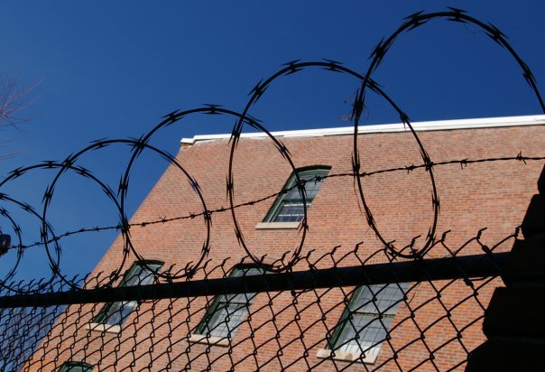 The “House” Equipped With Fence&Razor Wire ---You Won’t Get Away «Дом» с забором и колючей проволокой — никуда не уйдешь