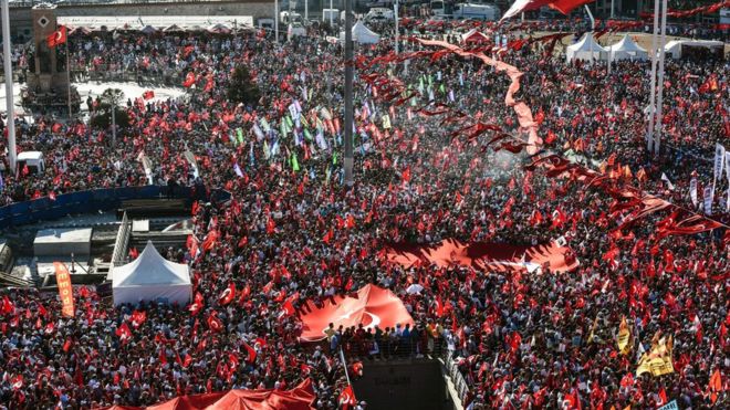 Turkey Failed Coup: Tens of Thousands in Pro-democracy Rally Турция провалила переворот: десятки тысяч человек вышли на митинг в поддержку демократии