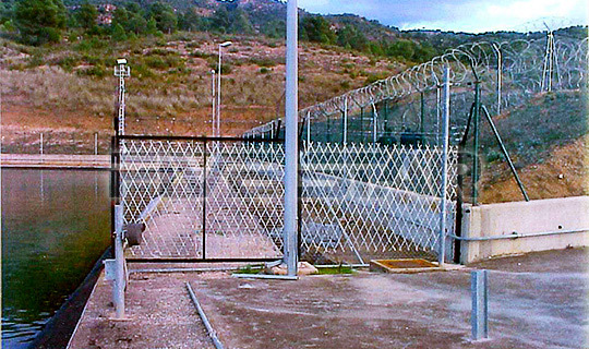 Welded Razor Wire Mesh Gives A Premium Protection.2 Сварная колючая сетка обеспечивает превосходную защиту.2