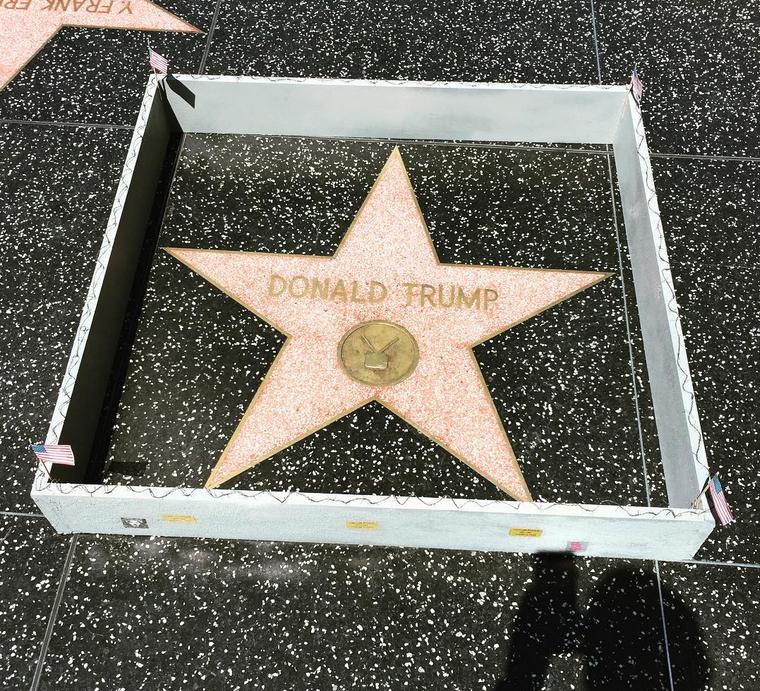 Tiny wall built around Trump's Hollywood Star with Razor Wire Крошечная стена построена вокруг голливудской звезды Трампа с помощью колючей проволоки