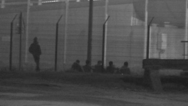 Dover-bound Migrants Scale Calais Security Fence Мигранты, направляющиеся в Дувр, взобрались на ограждение Кале