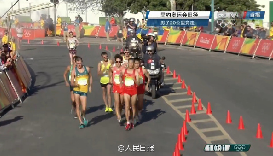 Race Walk In RIO Games Need Riot Control Fence On Guard Гоночная прогулка на играх в Рио требует охраны ограждения для борьбы с беспорядками