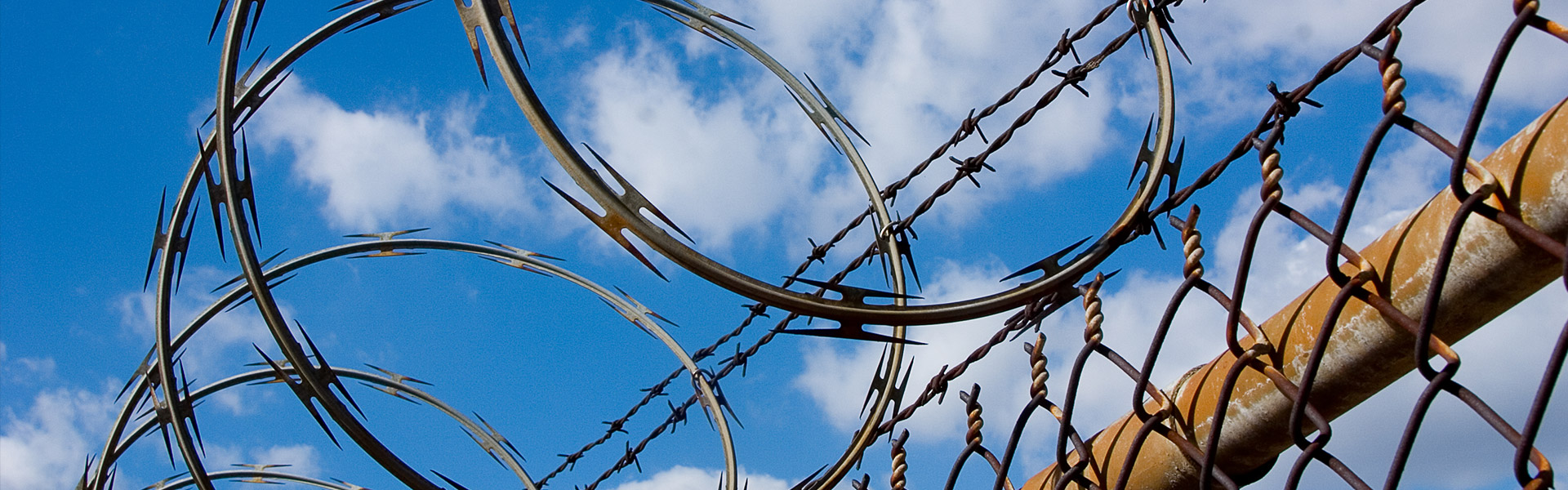 Are You In Need Of Galvanized Razor Barbed Wire Fence Вам нужен забор из оцинкованной колючей проволоки?