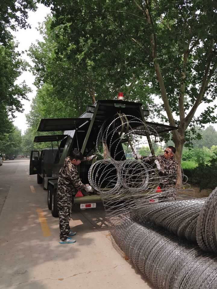 Mobile Security Barrier Is A Walking “Iron Soldier” Мобильный барьер безопасности — ходячий «железный солдат»