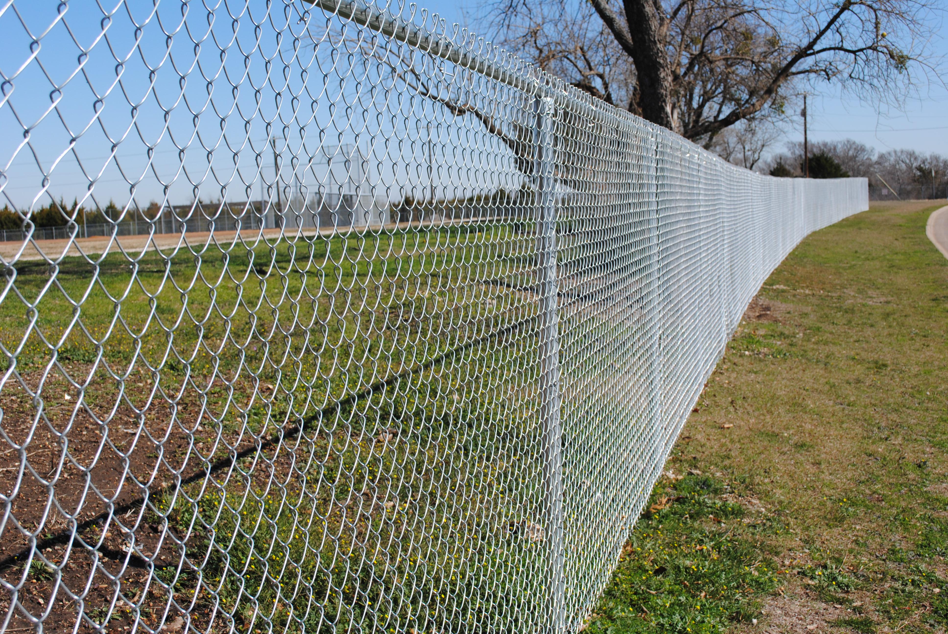 The Majority of Ordinary Soldiers in the Fence--Chain Link Fence Большинство рядовых солдат за забором — сетчатым забором