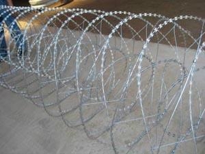 колючая проволока с двойной спиралью-гармошкой