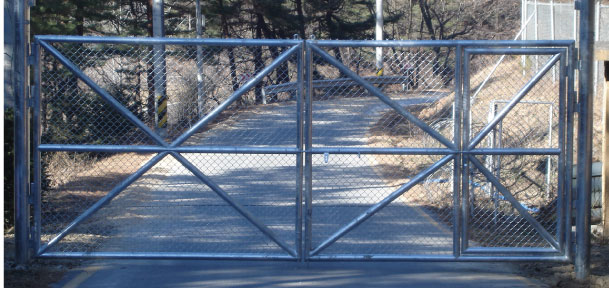 Забор из звеньев цепи