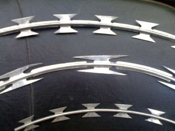 Забор из колючей проволоки из горячей оцинкованной бритвы