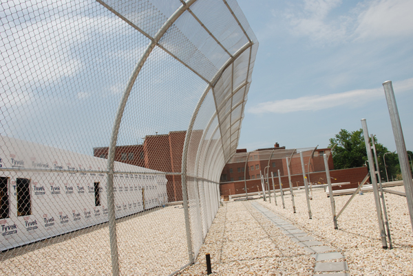 Забор из звеньев цепи